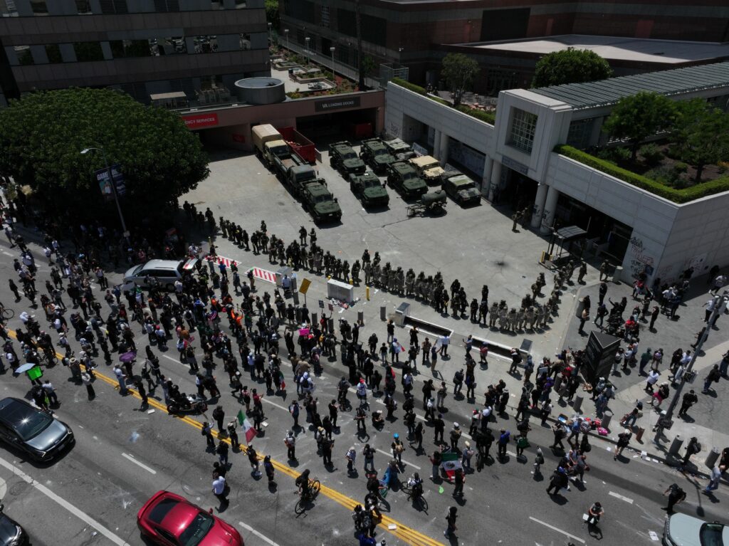 Administrația Trump trimite pușcași marini în Los Angeles și intensifică raidurile împotriva imigranților fără posibile documente