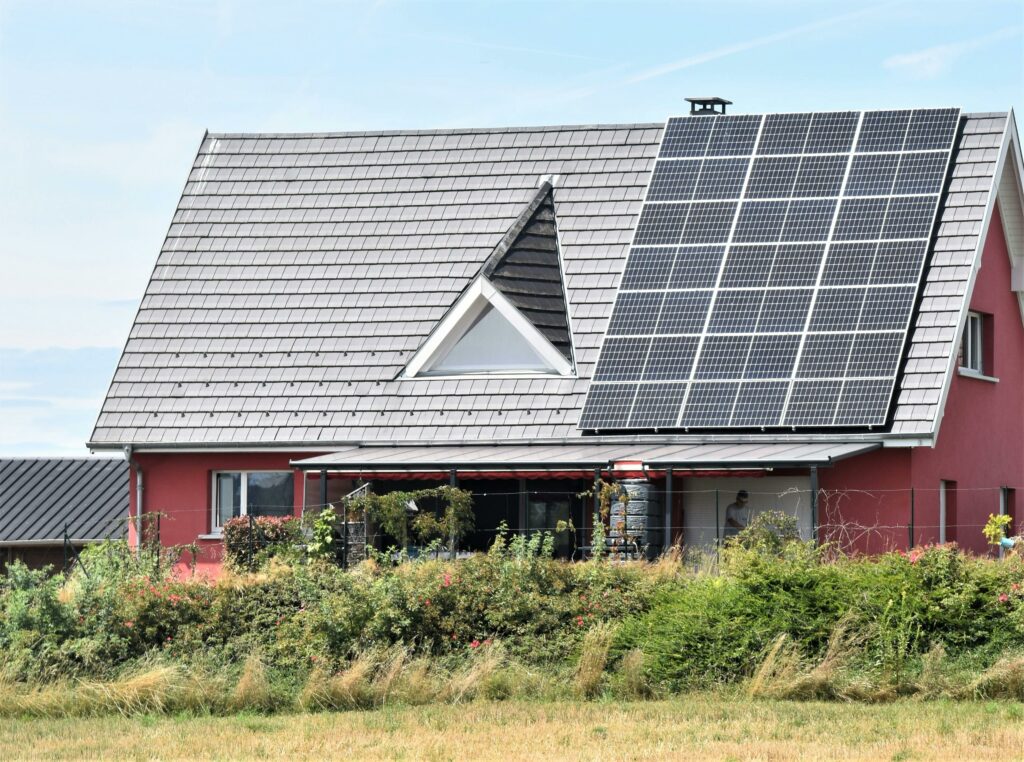 Producția de energie solară este la un nivel record și nu există pericol de blackout, spune Ministrul Energiei