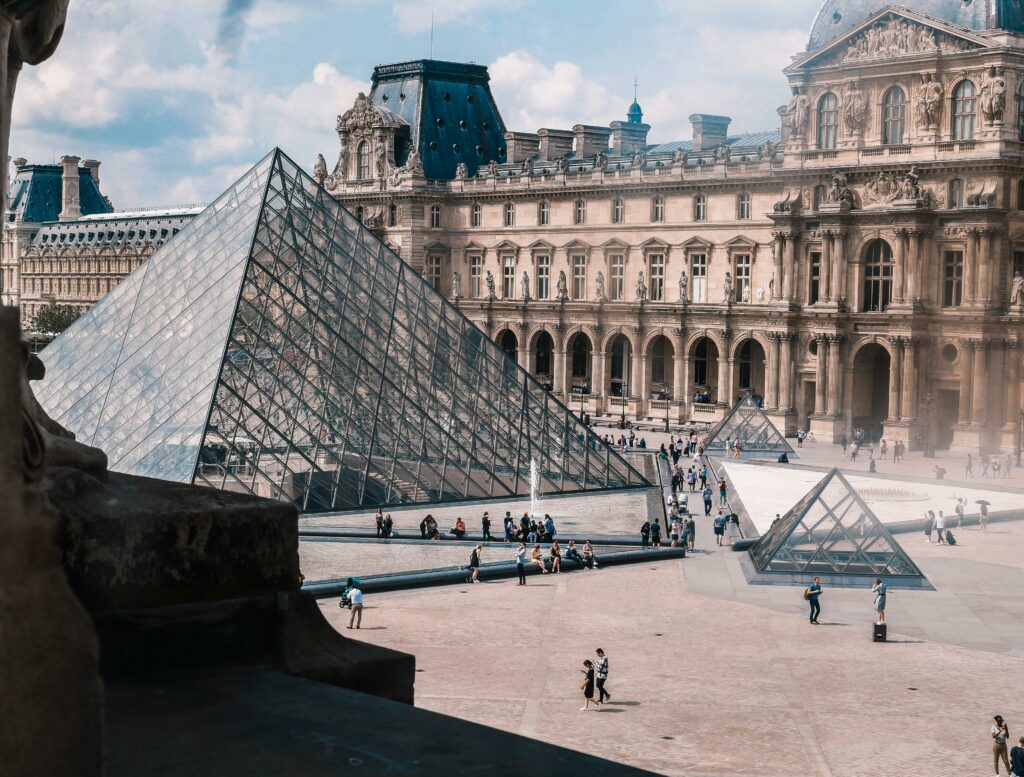 Angajații muzeului Louvre au intrat în grevă din cauza numărului mult prea mare de turiști