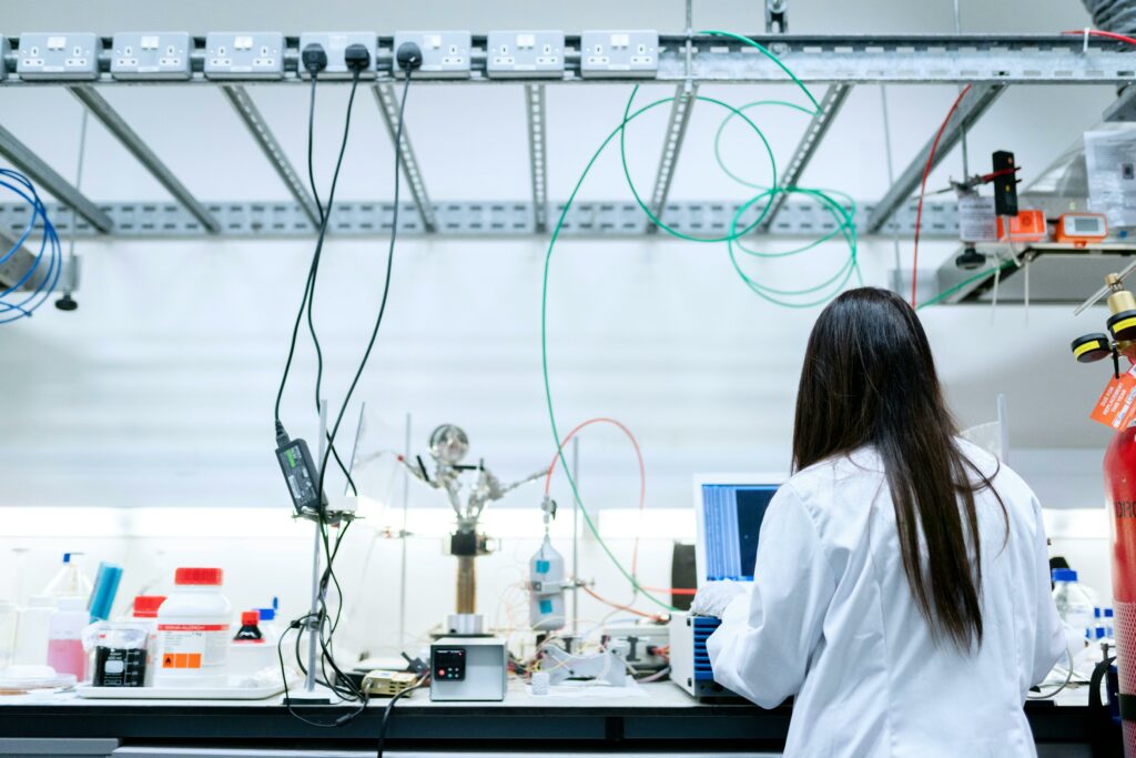 Educația fetelor în tehnologia AI devine prioritate strategică, au hotărât liderii G7