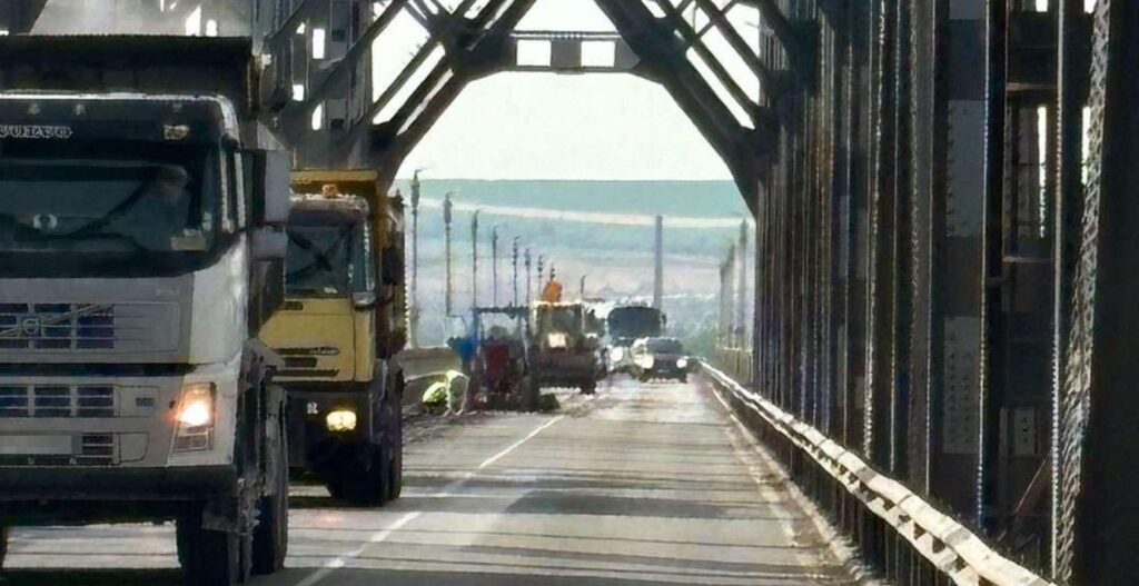 Trafic îngreunat pe Podul Prieteniei din cauza lucrărilor. Șoferii sunt sfătuiți să caute rute alternative