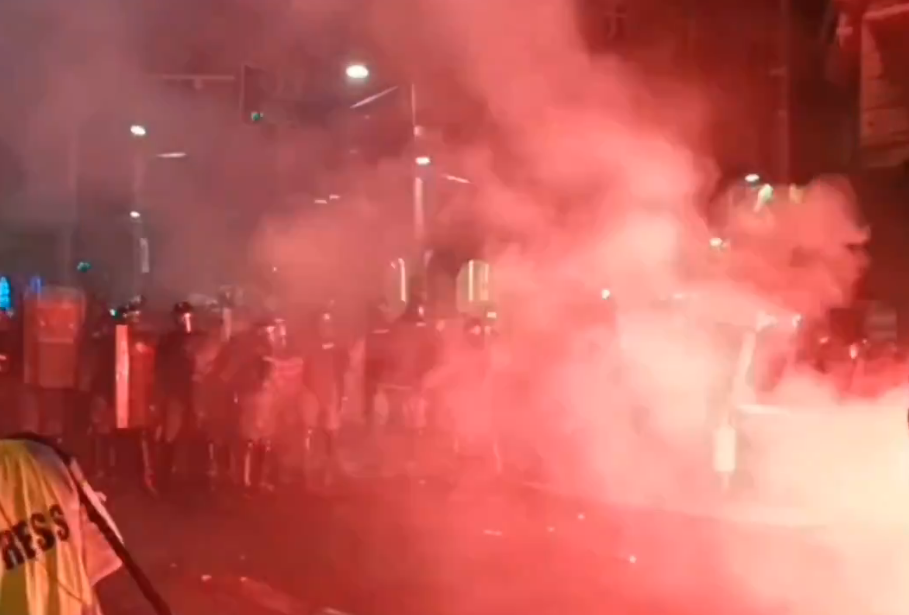 Zeci de protestatari sârbi, reținuți în timpul confruntărilor cu polițiștii