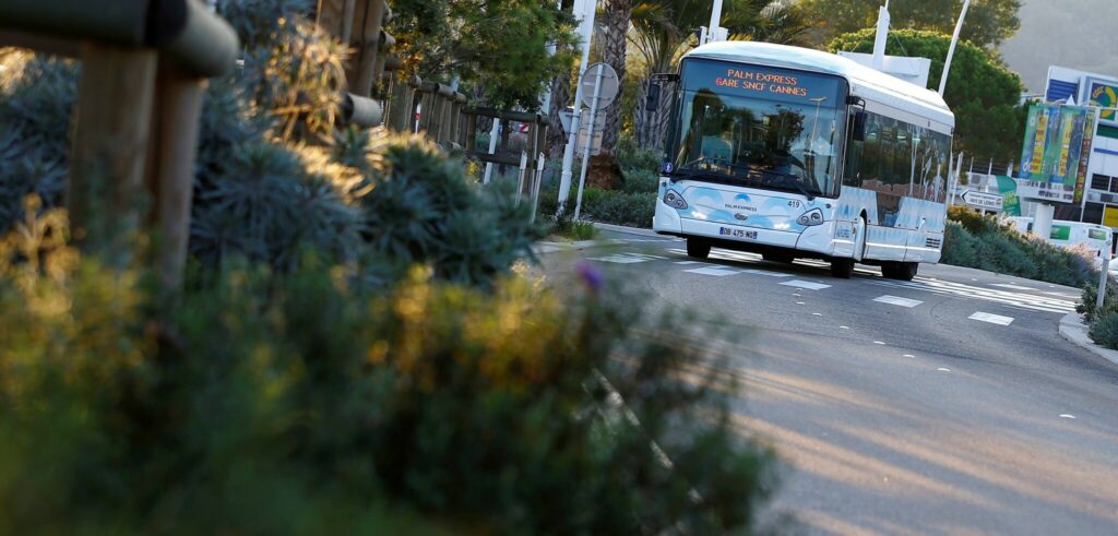 Franța: Șofer de autobuz, bătut crunt în timpul serviciului de un grup de adolescenți