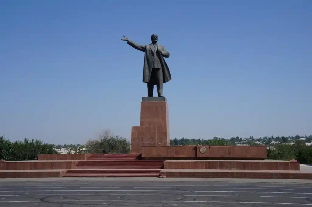 Autoritățile din Kârgâzstan au demontat cel mai înalt monument al lui Lenin din Asia Centrală