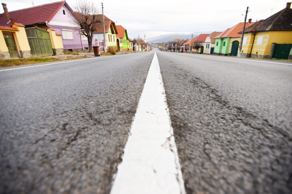 Coloane pe drumurile care duc spre mare și spre munte, la începutul minivacanței de Rusalii