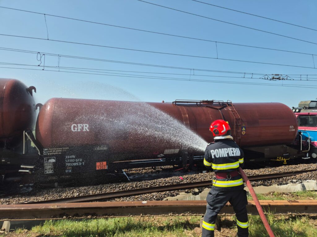 Teleorman: Vagoanele cu benzină rămase pe şine după ce locomotiva a deraiat au fost îndepărtate