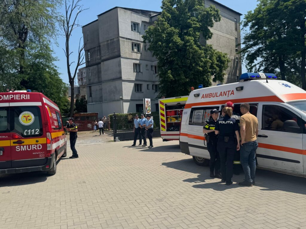 Botoşani: Tavanul unui spaţiu de joacă s-a prăbuşit peste mai mulţi copii şi adulţi