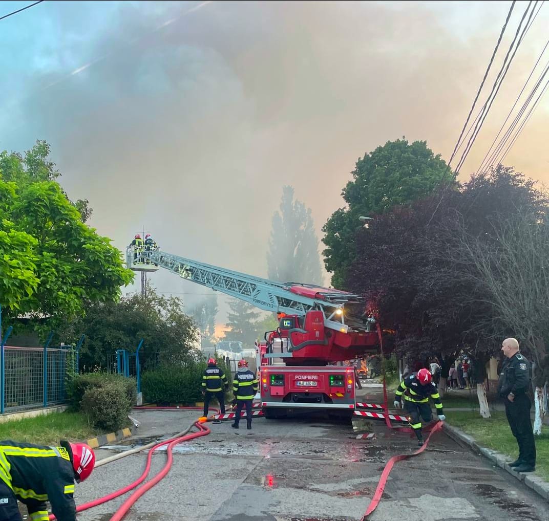 Hunedoara: Incendiu puternic la acoperișul unei hale