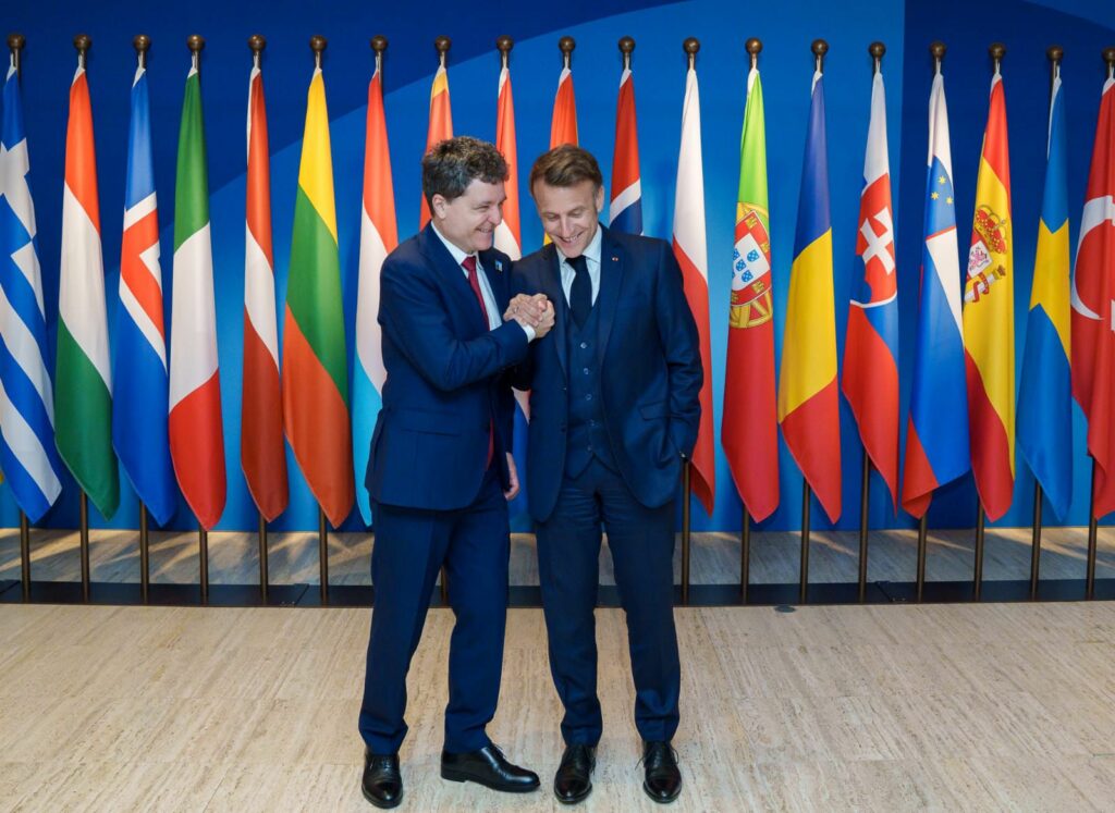 Nicuşor Dan, scurtă discuţie cu Emmanuel Macron la summit