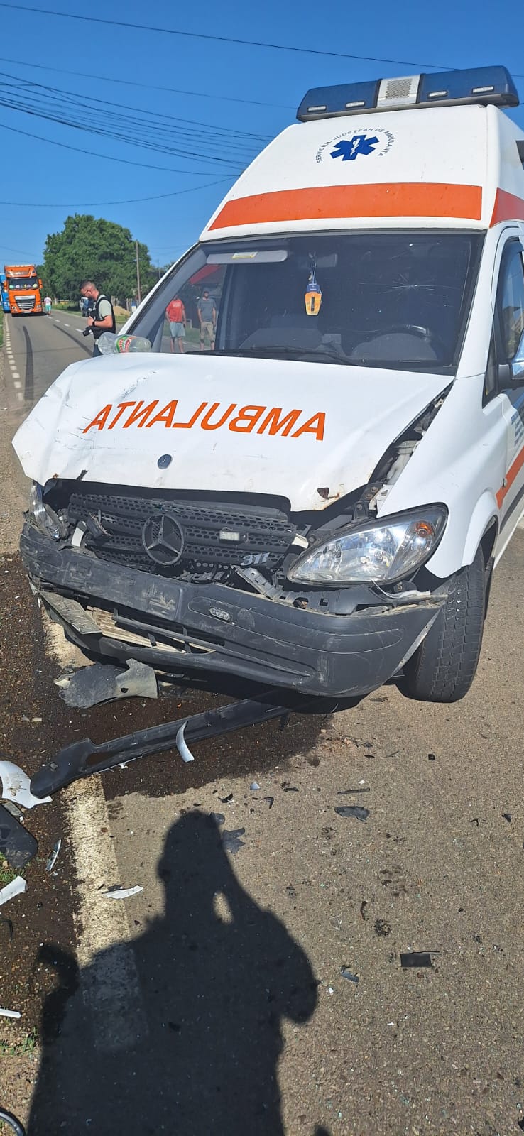 Asistentă şi ambulanţier, răniţi după ce o maşină nu a acordat prioritate