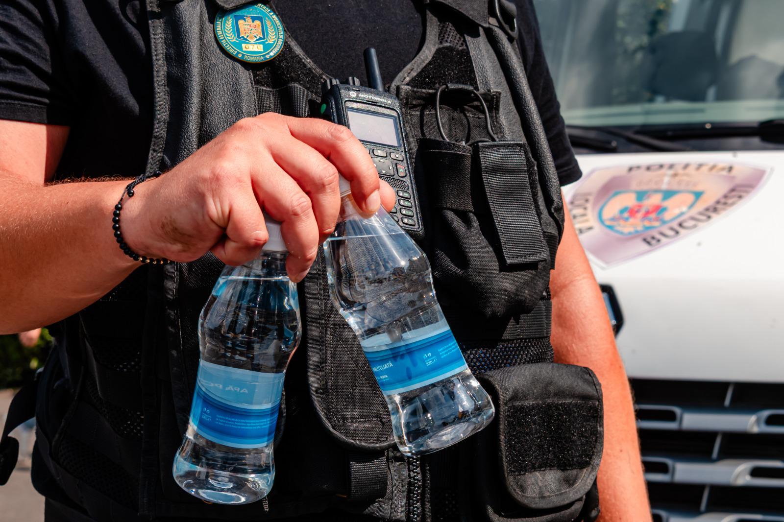 Primăria Capitalei distribuie mii de sticle de apă