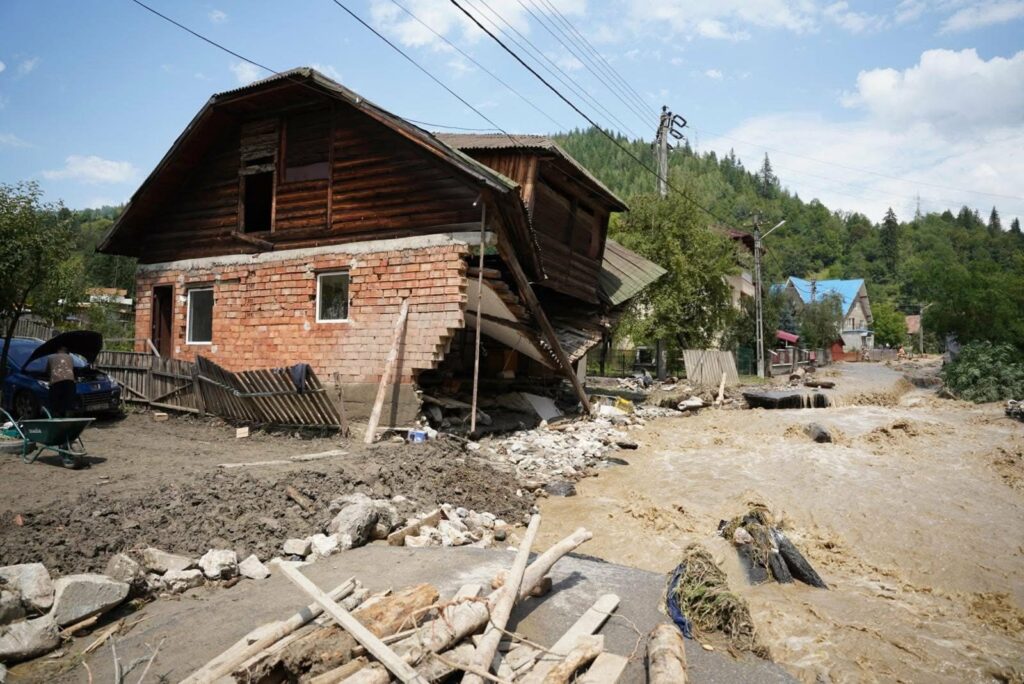 Ajutoare pentru persoanele ale căror case au fost distruse de inundațiile din Suceava și Neamț. Sprijinul, de până la 30.000 de lei