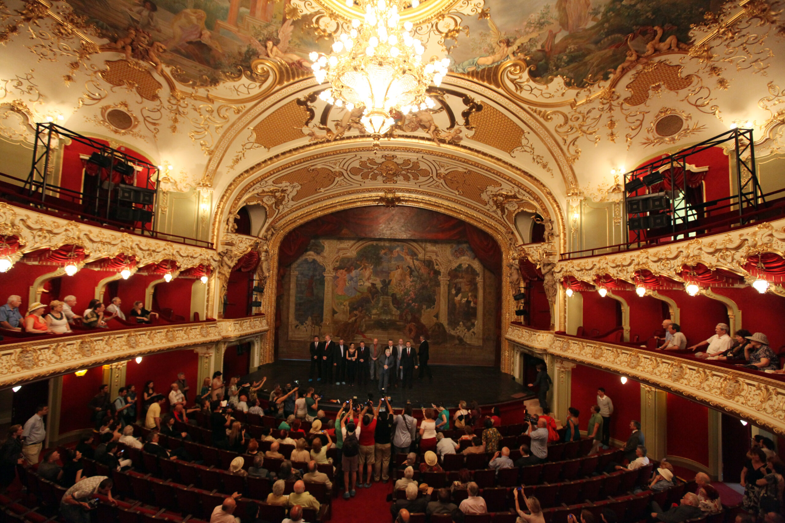 Peste 60 de teatre, opere și filarmonici primesc bani de la Ministerul Dezvoltării Peste 60 de teatre, opere și filarmonici primesc bani de la Ministerul Dezvoltării