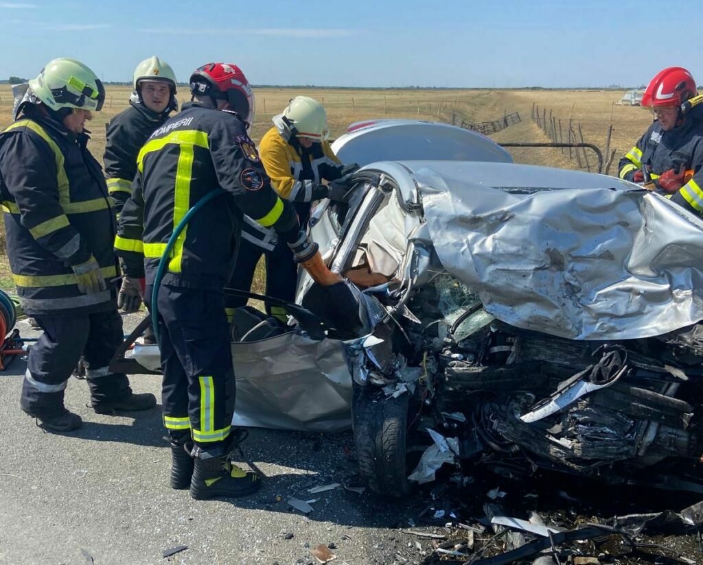 Accident grav în județul Arad. Două persoane au murit și alte patru au fost rănite
