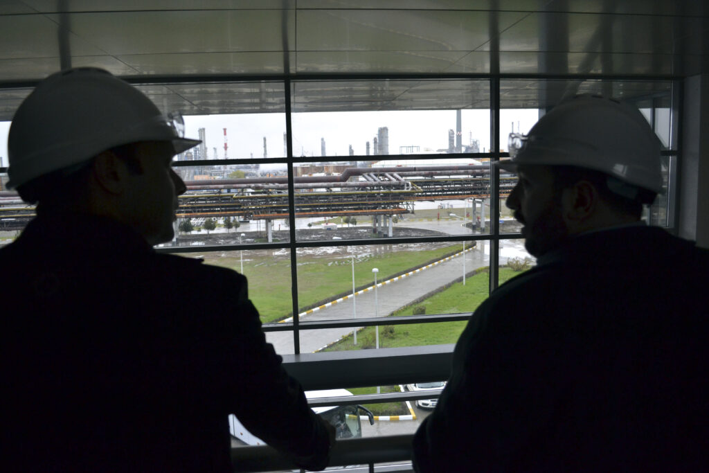 KMG International: De ce nu pot fi crescute salariile la Petromidia în 2026. Compania invocă taxele mari și datorii de 1,2 miliarde de dolari