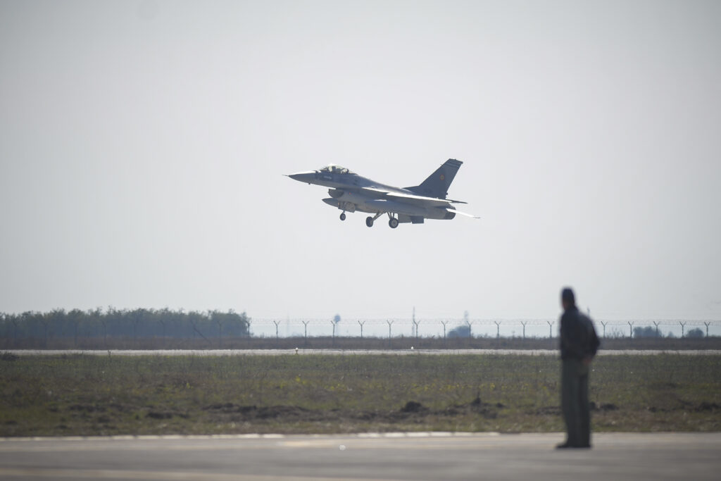 MApN: Încǎ o escadrilă de aeronave F-16 Fighting Falcon execută misiuni de Poliție Aeriană