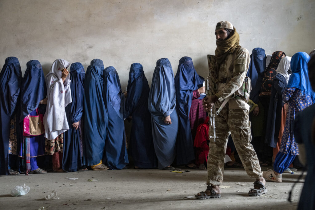 Mandate de arestare pentru liderii talibani, acuzați că au persecutat femeile din Afganistan