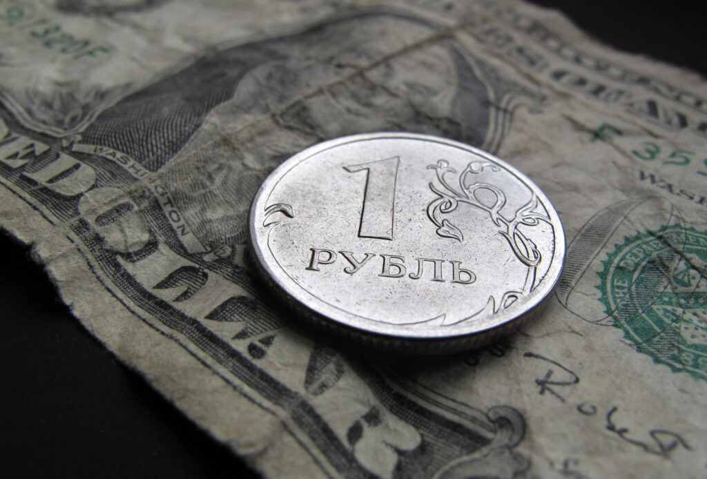 Rusia ocolește sancțiunile, mutându-și comerțul în ruble