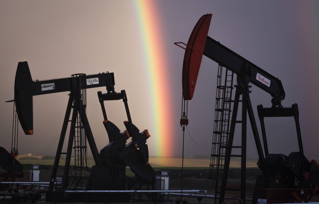 Prețul petrolului își revine după amenințările lui Trump privind cumpărătorii de țiței rusesc