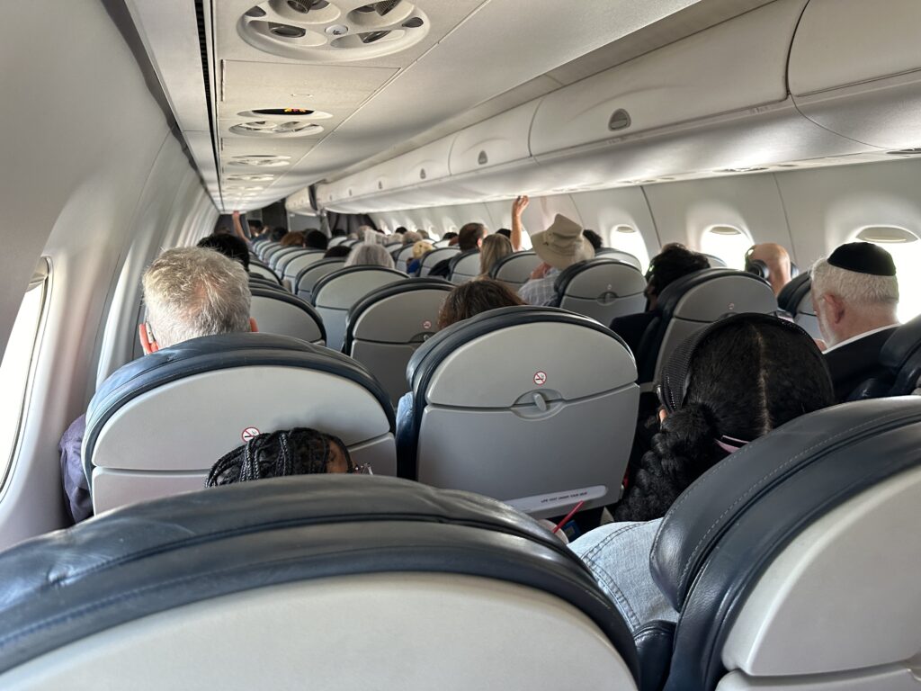 Românii platesc sume considerabile pe un loc preferențial în avion. Cele mai disputate situații apar în cazul familiior