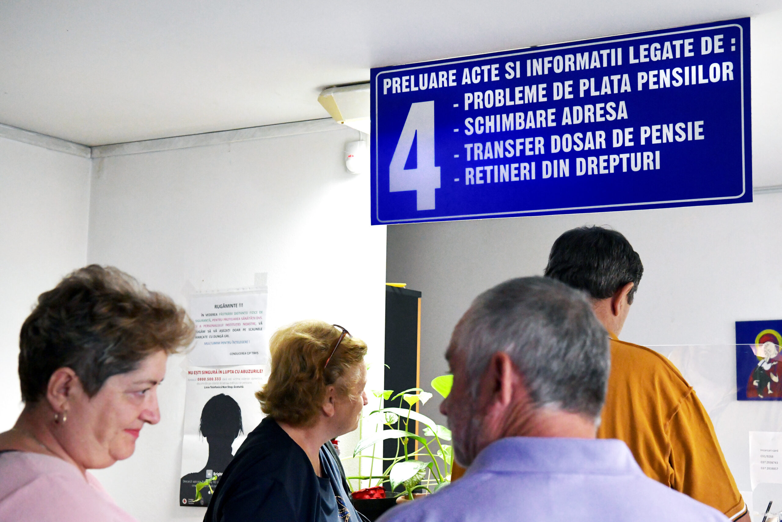 Angajații din casele de pensii au început protestele