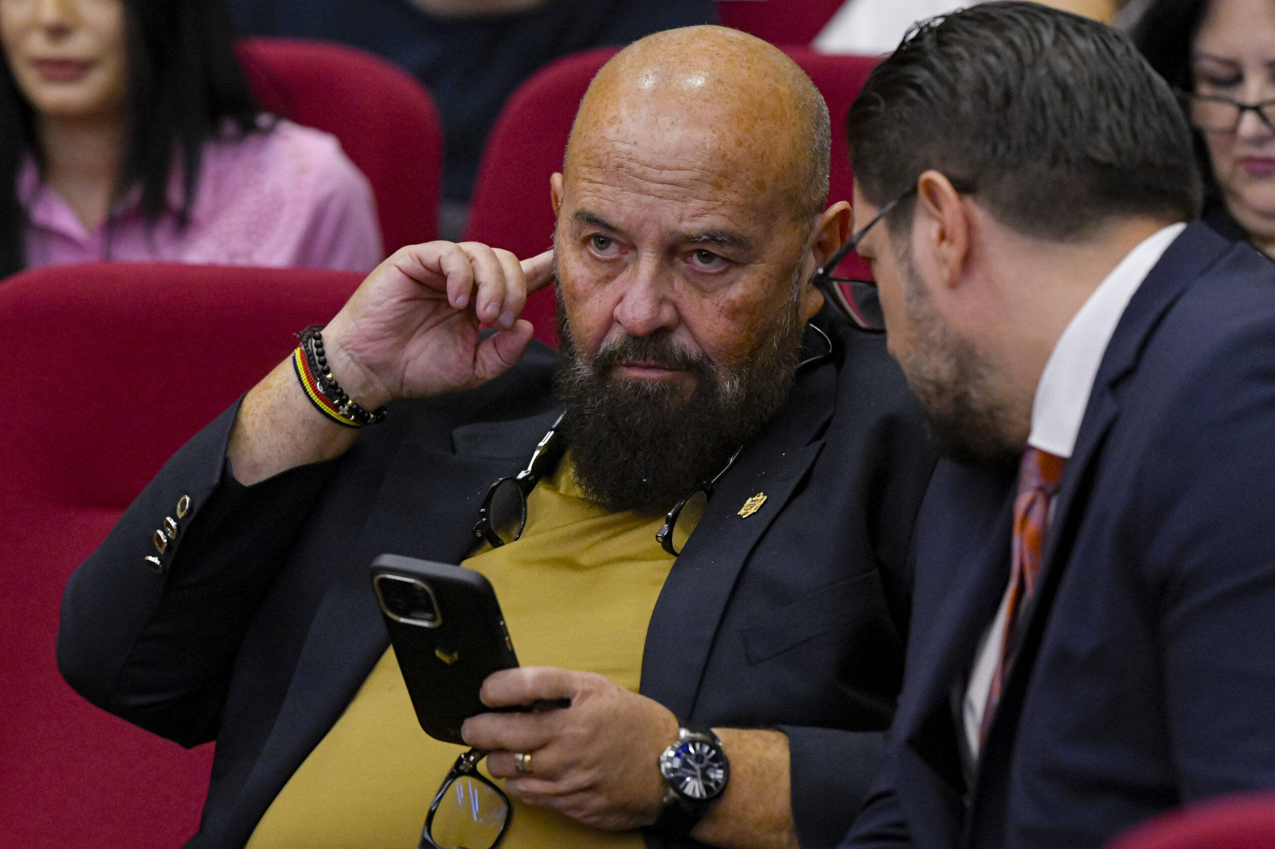 „Pune-i pe ăia să-și ia halate, bonete, mănuși...” / „Să stea cineva jos ca să mă ia să mă ducă în ce bucătărie consideră ei” „Pune-i pe ăia să-și ia halate, bonete, mănuși...” / „Să stea cineva jos ca să mă ia să mă ducă în ce bucătărie consideră ei”