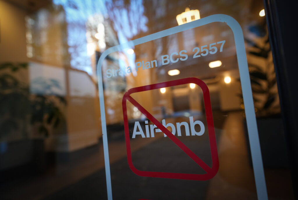 Guvernele iau măsuri împotriva Airbnb. Iată care sunt drepturile de rambursare în cazul în care rezervarea este anulată