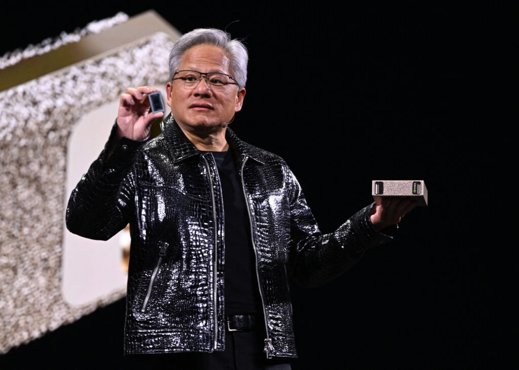 Aflat în vizită la Beijing, șeful Nvidia laudă inteligența artificială chineză