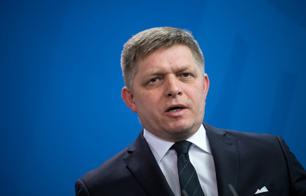 Robert Fico acuză Marea Britanie că a plătit influenceri pentru a se amesteca în alegerile din 2023. Cum reacționează Londra