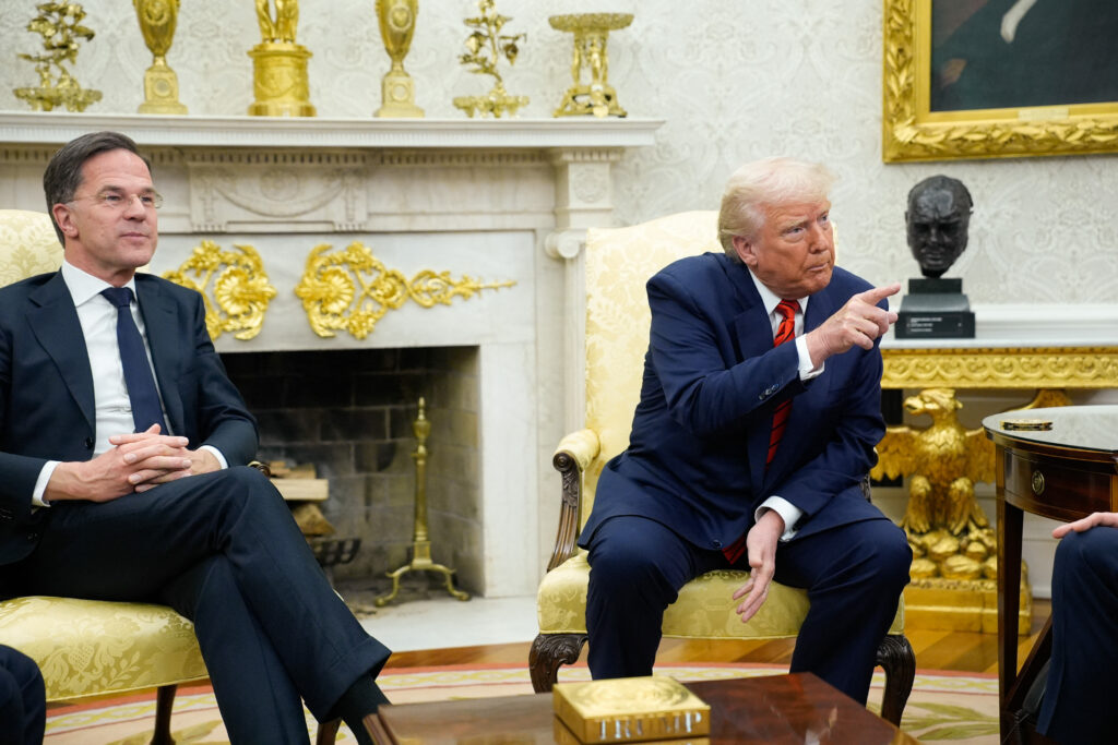Trump se declară „foarte dezamăgit” de Putin și amenință Rusia cu taxe vamale de 100%