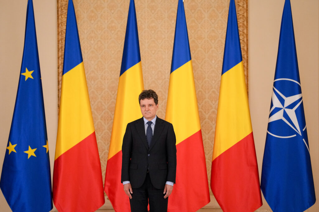 Politico: Nicușor Dan, într-un „triunghi amoros” cu Macron și Merz. Liberalii și conservatorii europeni încearcă să-l coopteze pe președintele României