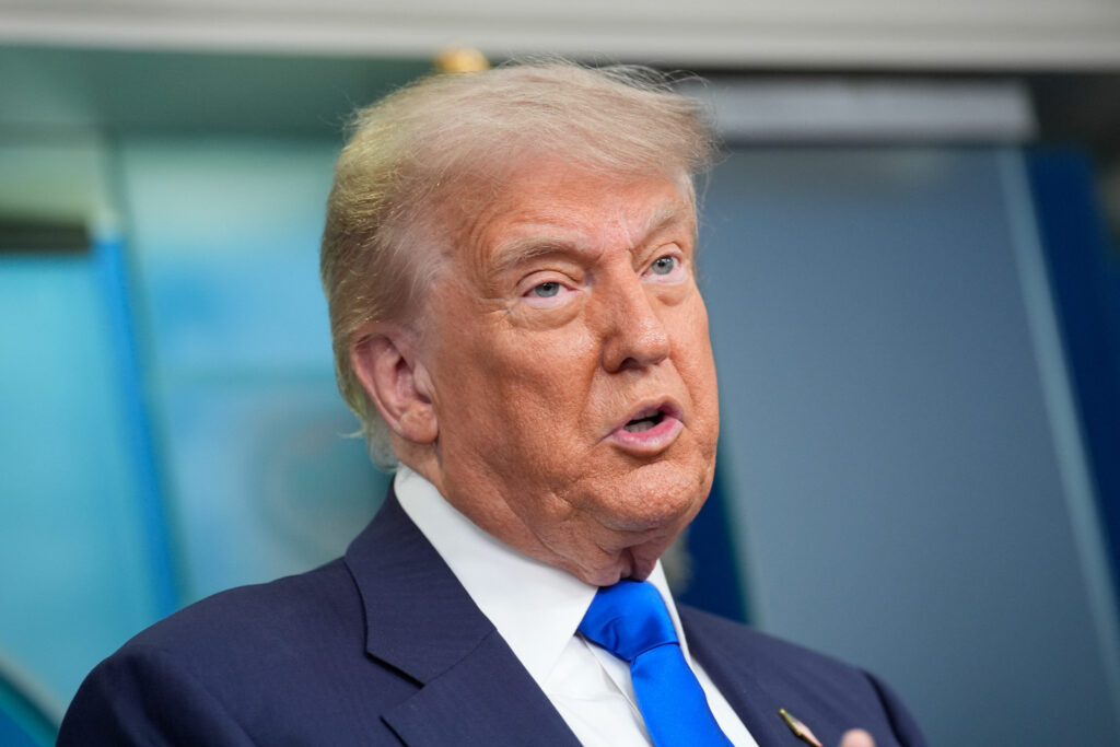 Moment stânjenitor la Casa Albă. Trump l-a întrebat pe președintele Liberiei unde a învățat engleza, deși e limba oficială a țării sale