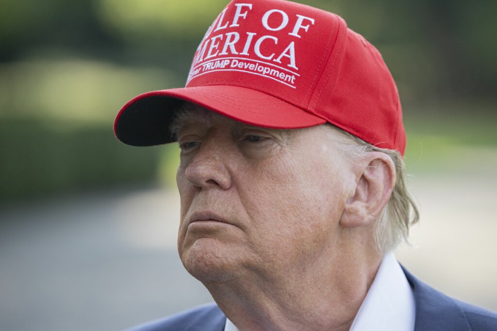 Donald Trump a semnat legea fiscală şi de cheltuieli. Tăieri de taxe şi creşteri pentru apărare
