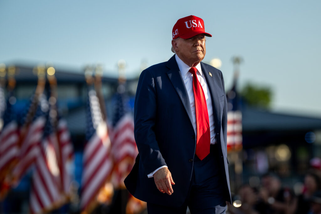 Trump se declară deschis negocierilor cu UE, după ce a amenințat cu taxe vamale de 30%