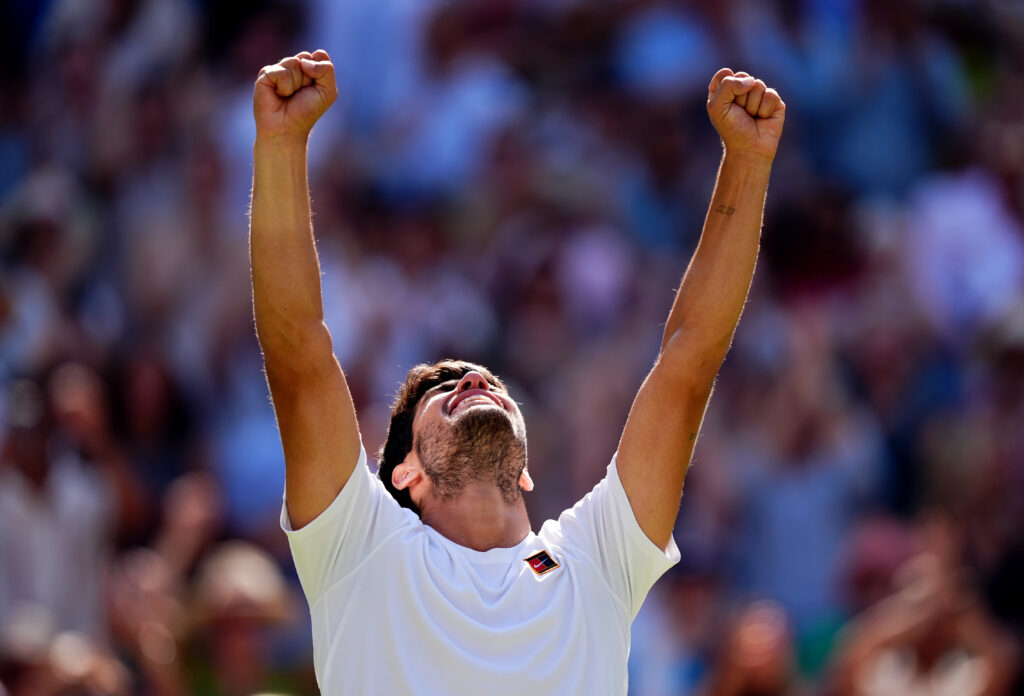 Carlos Alcaraz l-a învins pe Taylor Fritz și a avansat în a treia finală consecutivă la Wimbledon