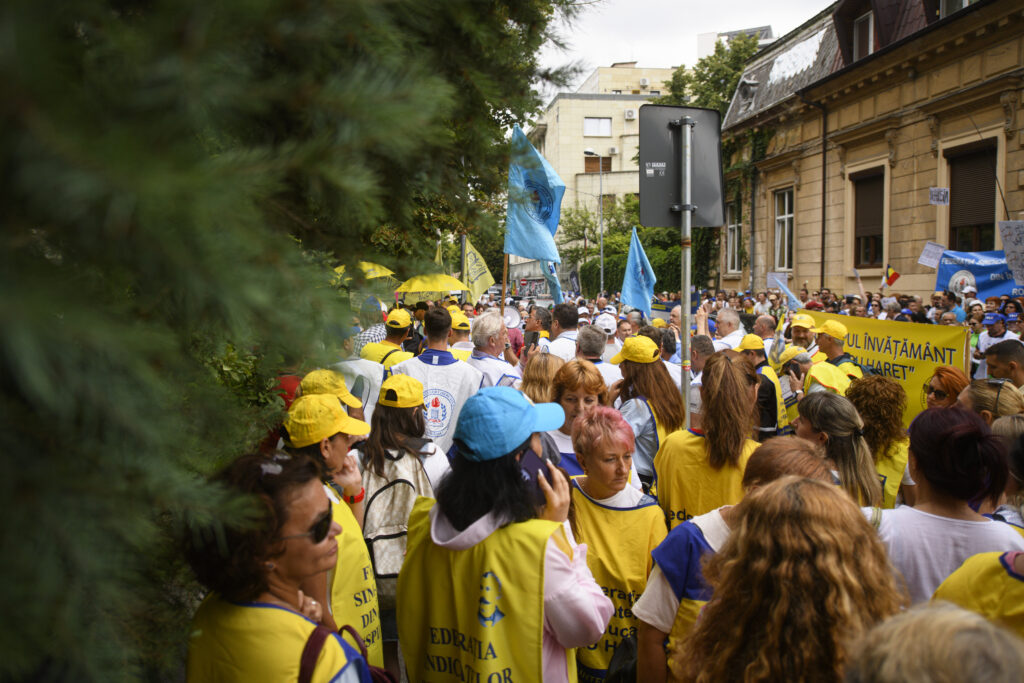 Teachers protest in front of the Ministry of Education and threaten to block the start of school