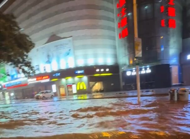 Ploi torențiale în China. Peste 80.000 de persoane evacuate în Beijing și 30 de decese