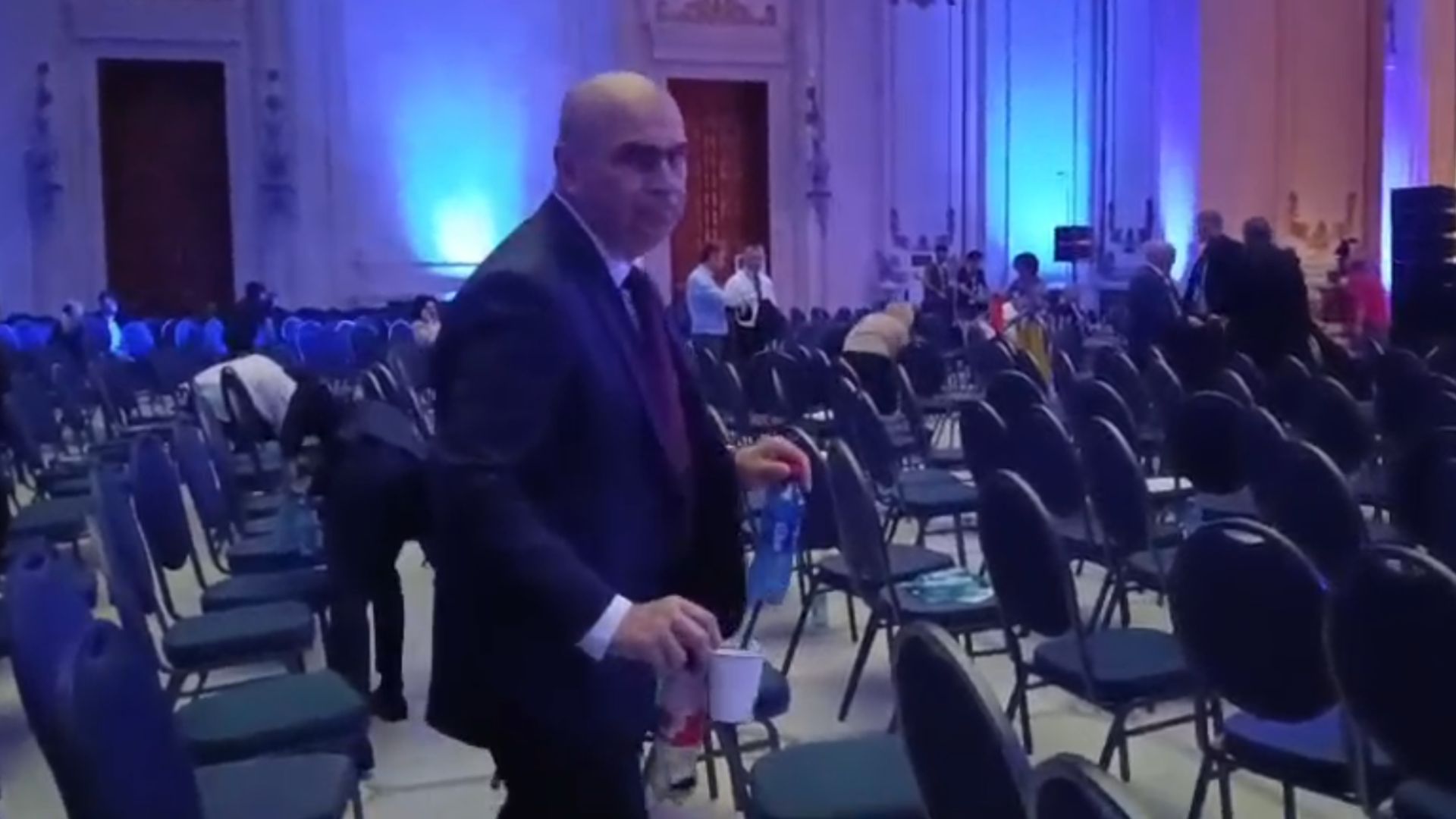 Bolojan și liderii liberali au făcut curat în sala unde a avut loc Congresul PNL