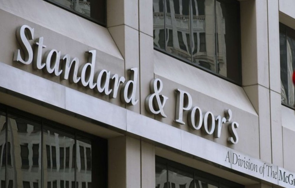 România evită retrogradarea în categoria „junk”. S&P Global menţine ratingul la ‘BBB-/A-3’, cu perspectivă negativă
