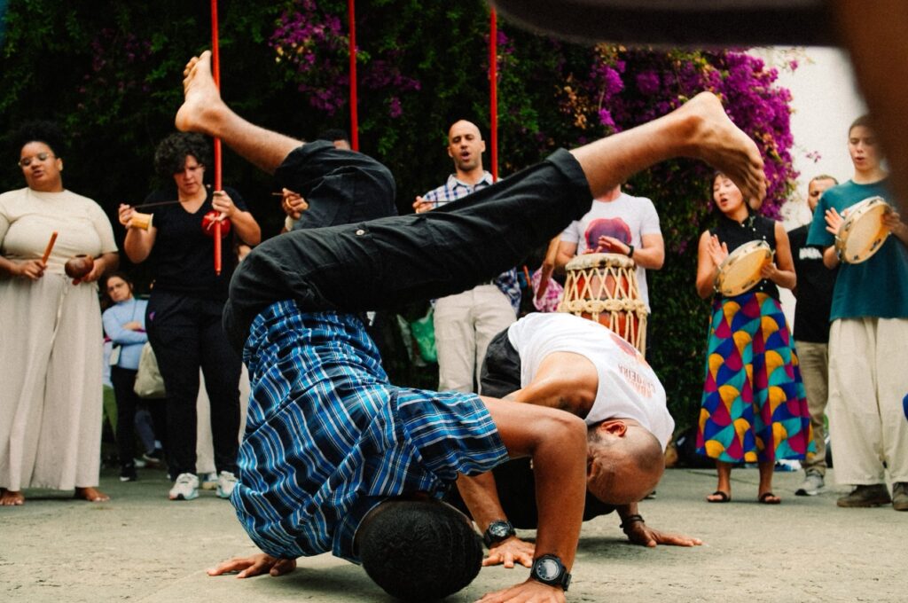 Brazilia: Exercițiile de mișcare „Capoeira” ameliorează simptomele de Parkison