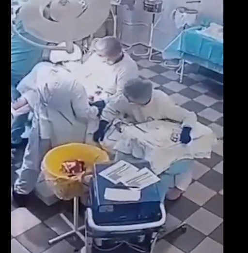 Imagini virale cu o echipă de chirurgi care țin pacientul pe masa de operație, în timpul cutremurului din Rusia