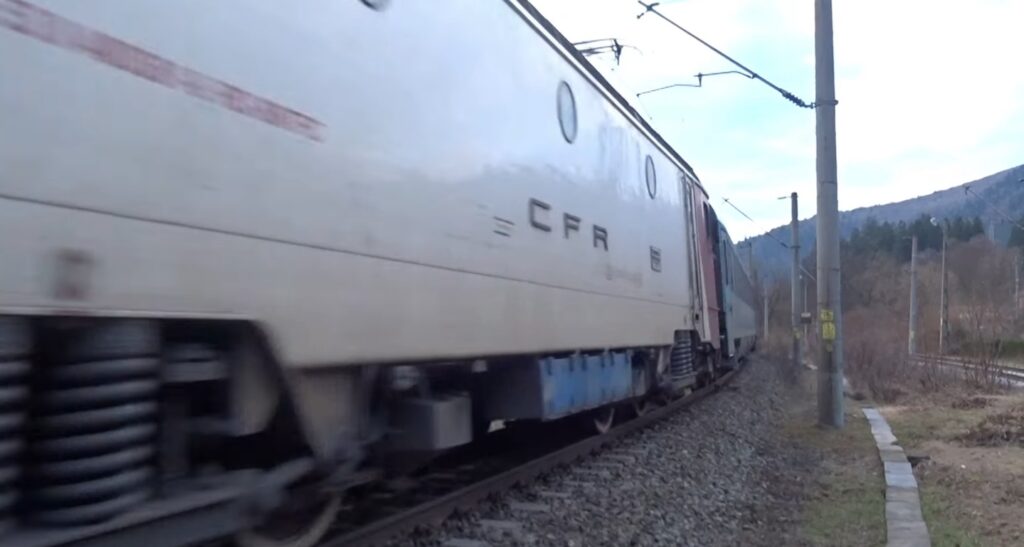 CFR: Circulație îmgreunată de copaci căzuți pe calea ferată în zona Brașov