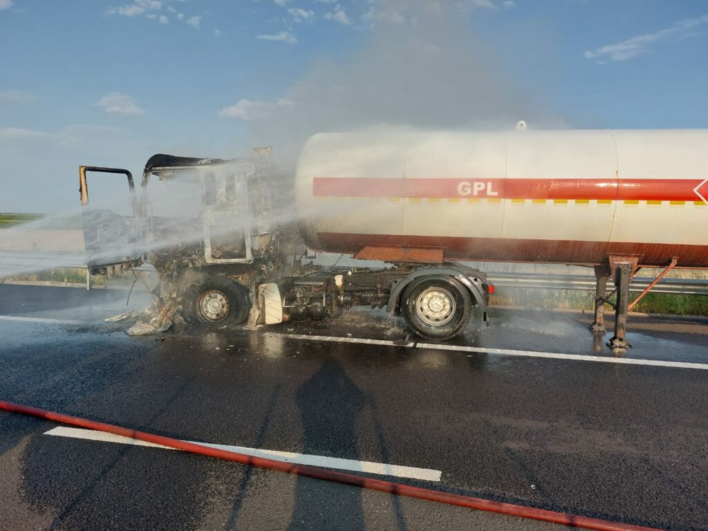 O cisternă încărcată cu propan a luat foc pe A7, în județul Buzău