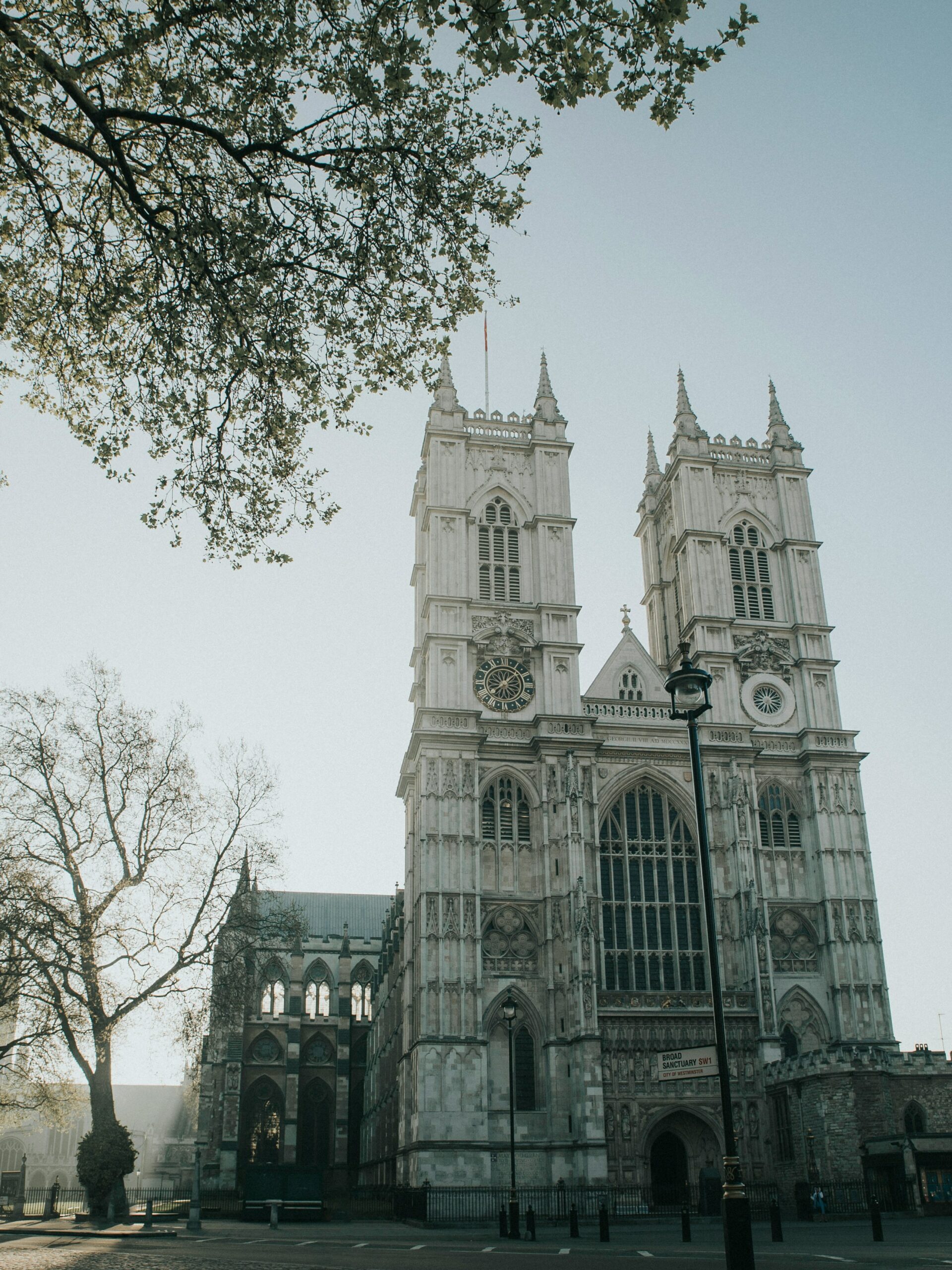 Episod neobișnuit într-o biserică din Londra. Un episcop desculț și în halat de baie a oprit concertul unui cor bisericesc: Plecați din casa mea