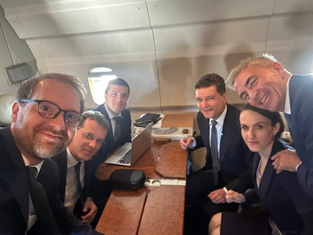 Fritz posts a photo from the plane taking him to Berlin, alongside President Nicușor Dan