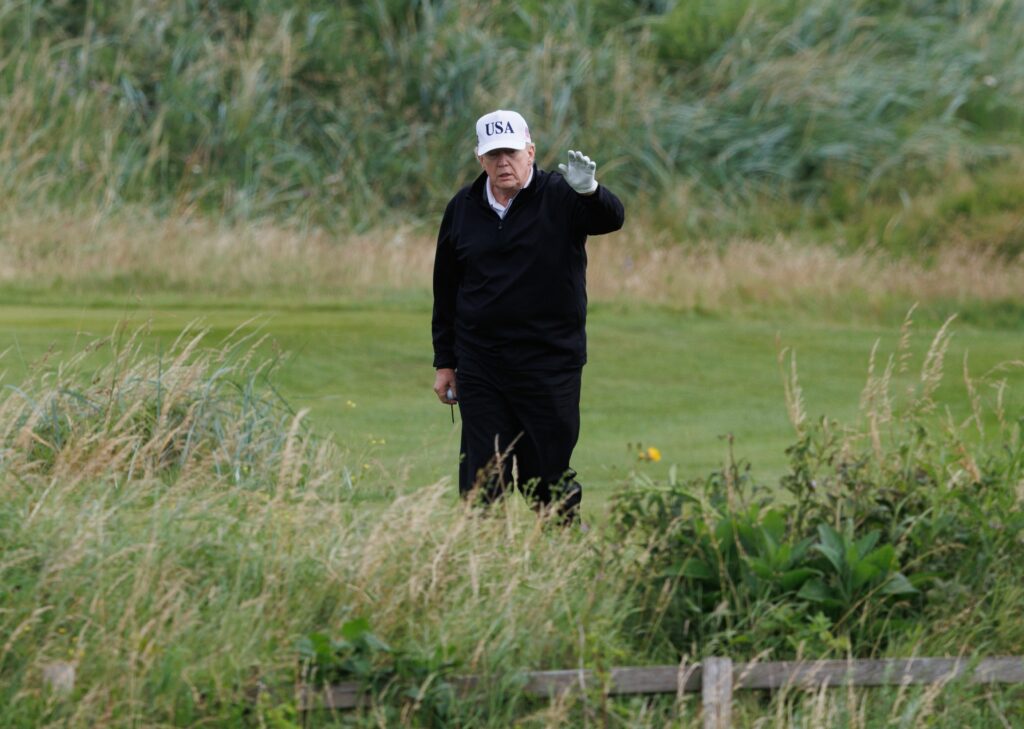 Trump estimează o șansă „50‑50” pentru un acord comercial SUA‑UE în timp ce joacă golf