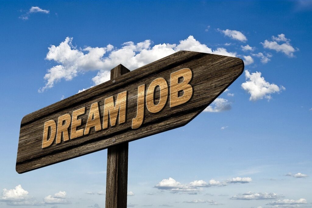Tot mai mulți români își caută moduri de a-și suplimenta veniturile cu un job part-time