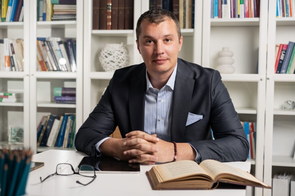 OPINIE | Răzvan Popescu, avocat: Ai curte, dar nu ai acte? Ce poți face când primăria nu răspunde și de ce instanțele încep să dea dreptate proprietarilor