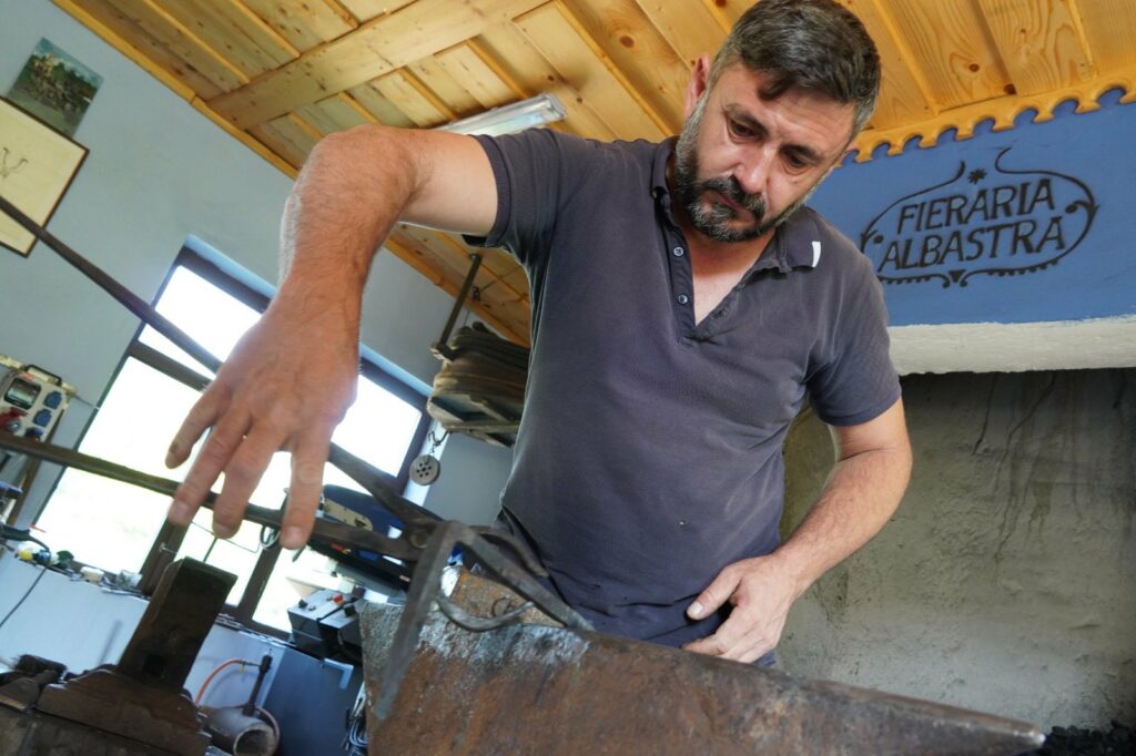 FOCUS: Bate fierul până-i cald. Povestea unuia dintre puținii fierari ai Sibiului
