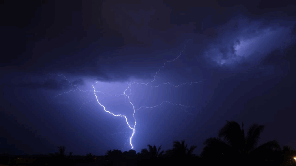 Vreme extremă în România: Nopți tropicale și furtuni cu vijelii de 70 km/h. HARTA meteo actualizată